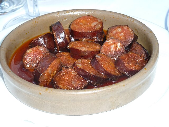 Chorizo in Rotweinsaucce 
